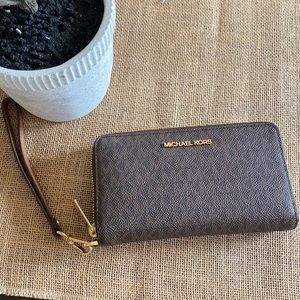 Michael Kors Large Wallet/Wristlet✨